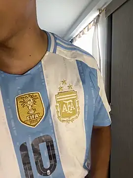 Snapshot of Leonarrrd_01 chatting on February 14, 6:08 pm Leonarrrd 01 online show from February 14, 6:08 pm