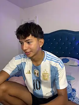 Snapshot of Leonarrrd_01 chatting on October 11, 10:33 pm Leonarrrd 01 online show from October 11, 10:33 pm