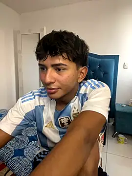 Snapshot of Leonarrrd_01 chatting on October 18, 10:23 pm Leonarrrd 01 online show from October 18, 10:23 pm