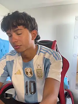 Snapshot of Leonarrrd_01 chatting on November 22, 7:57 pm Leonarrrd 01 online show from November 22, 7:57 pm