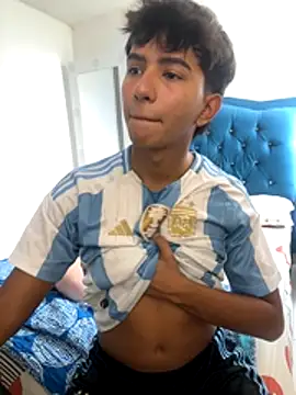 Snapshot of Leonarrrd_01 chatting on October 21, 8:08 pm Leonarrrd 01 online show from October 21, 8:08 pm