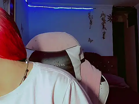 Snapshot of madisonx17 chatting on October 31, 12:29 am madisonx17 online show from October 31, 12:29 am