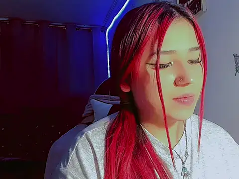 Snapshot of madisonx17 chatting on November 9, 12:14 am madisonx17 online show from November 9, 12:14 am