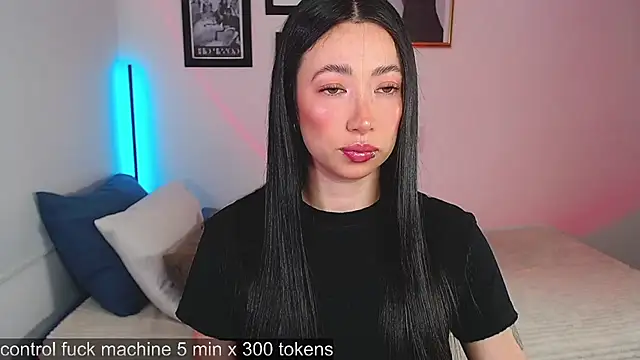 Snapshot of lilyy_evanss chatting on February 9, 1:11 am lilyy evanss online show from February 9, 1:11 am