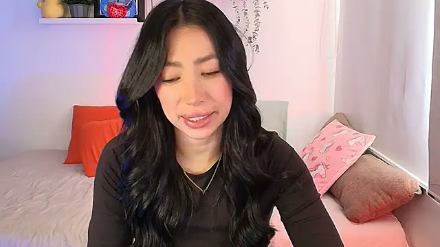 lilyy evanss online show from April 8, 10:00 pm