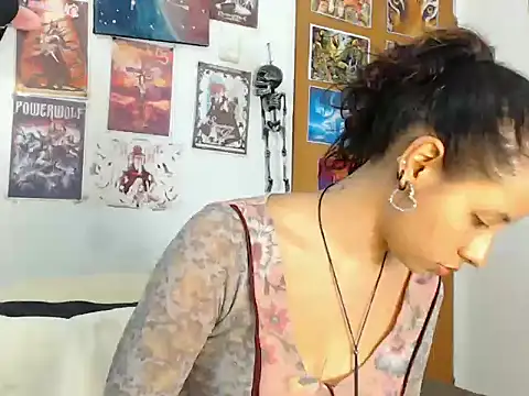 Snapshot of kiaraleono1302 chatting on December 16, 1:21 am kiaraleono1302 online show from December 16, 1:21 am