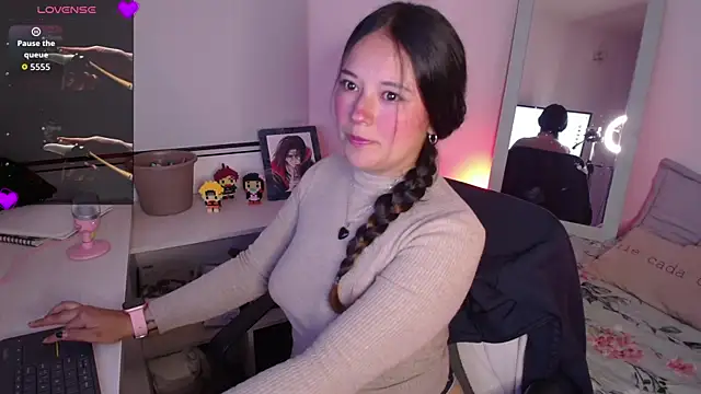 Snapshot of Lexie_Thompson10 chatting on November 19, 12:43 am Lexie Thompson10 online show from November 19, 12:43 am