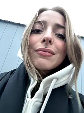 LoraaDoll online show from October 27, 1:45 pm