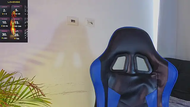 EdwardRoss  online show from April 3, 9:21 pm