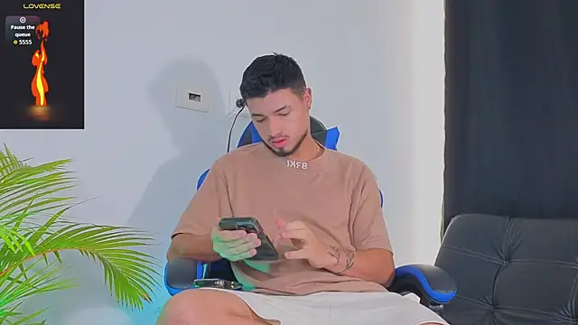 EdwardRoss  online show from October 25, 8:09 pm