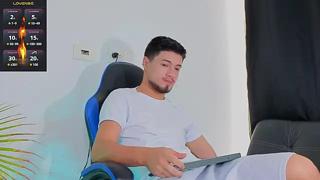 EdwardRoss  online show from December 3, 8:08 pm