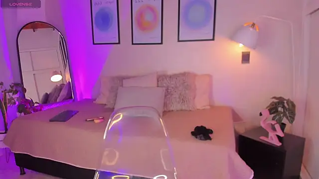 Arianabromw online show from April 13, 6:45 pm