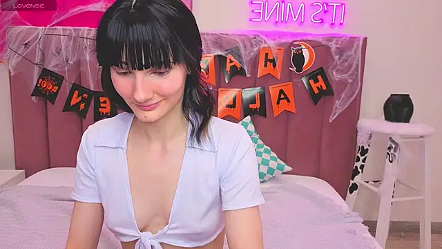 Lili flowerr online show from October 24, 10:25 am