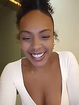 Julia Pretinha online show from May 11, 1:45 pm