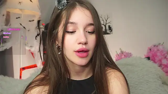 Snapshot of AmiLewis chatting on November 2, 1:21 am AmiLewis online show from November 2, 1:21 am