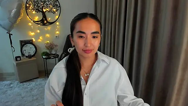 worldofkim online show from May 2, 8:14 pm