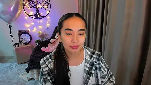 worldofkim online show from April 8, 3:57 pm