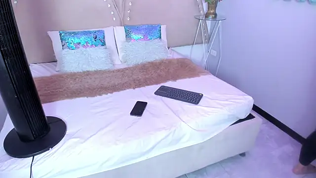 Miia Thompsonn online show from April 9, 3:52 am