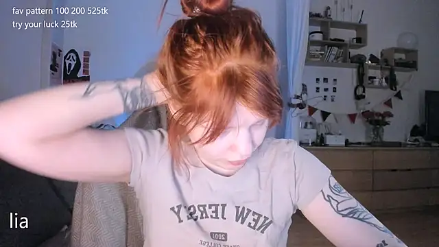Snapshot of lil_lia chatting on April 23, 10:44 pm lil lia online show from April 23, 10:44 pm