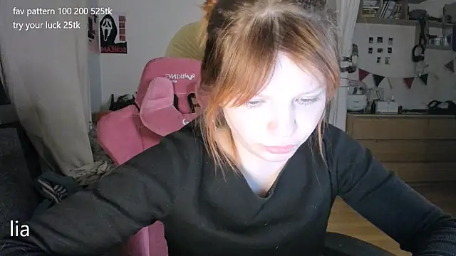 Snapshot of lil_lia chatting on April 19, 10:01 pm lil lia online show from April 19, 10:01 pm