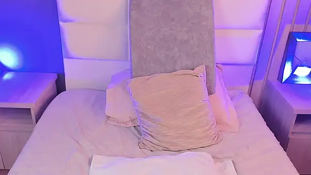 Miah gomez  online show from April 11, 12:31 pm