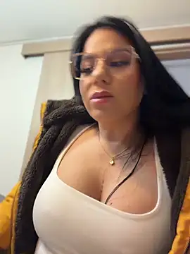 Miah gomez  online show from April 18, 1:02 pm