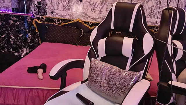 Snapshot of Luiza_Hammer chatting on March 7, 4:55 pm Luiza Hammer online show from March 7, 4:55 pm