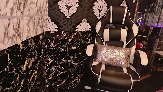 Snapshot of Luiza_Hammer chatting on February 14, 3:05 pm Luiza Hammer online show from February 14, 3:05 pm