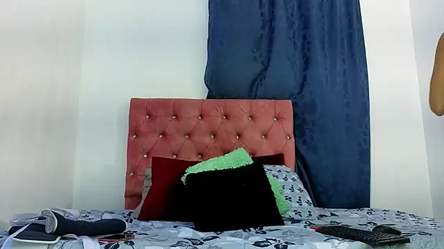 Snapshot of alissonandamy chatting on May 29, 12:11 pm alissonandamy online show from May 29, 12:11 pm