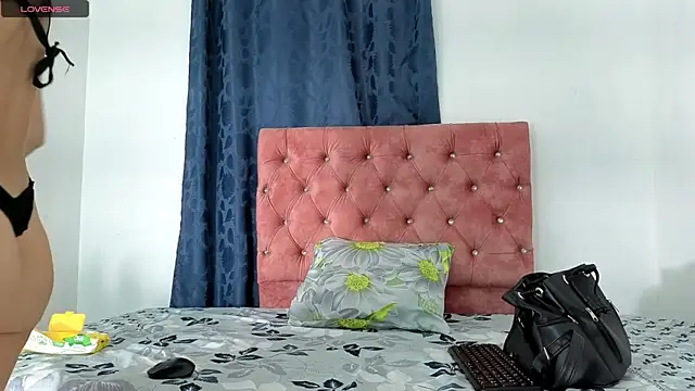 Snapshot of alissonandamy chatting on May 1, 12:10 pm alissonandamy online show from May 1, 12:10 pm