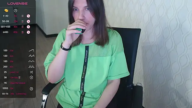 Snapshot of LisaHeart chatting on June 22, 11:57 pm LisaHeart online show from June 22, 11:57 pm