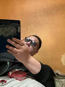 punk0805 online show from April 7, 11:45 am