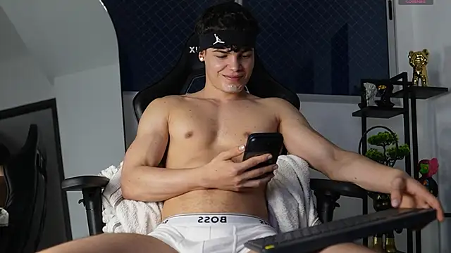 Snapshot of Max_cortes1 chatting on November 1, 11:09 pm Max cortes1 online show from November 1, 11:09 pm