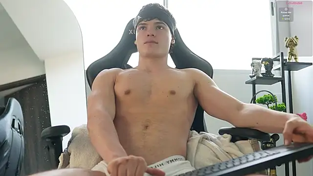 Snapshot of Max_cortes1 chatting on November 3, 9:29 pm Max cortes1 online show from November 3, 9:29 pm