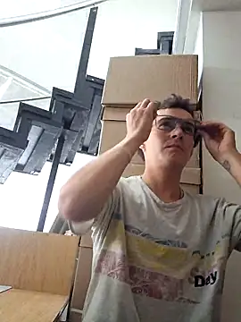 Snapshot of yonson90s chatting on March 22, 4:47 pm yonson90s online show from March 22, 4:47 pm