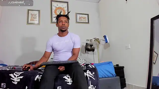 AlejoKhalifa  online show from November 6, 8:40 am