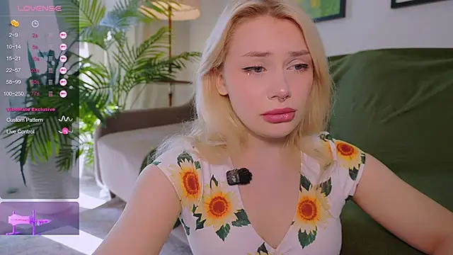 Snapshot of Meukotis chatting on October 3, 8:27 am Meukotis online show from October 3, 8:27 am