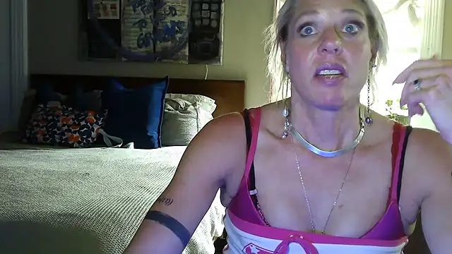 Snapshot of Glamazonx chatting on June 24, 7:01 pm Glamazonx online show from June 24, 7:01 pm