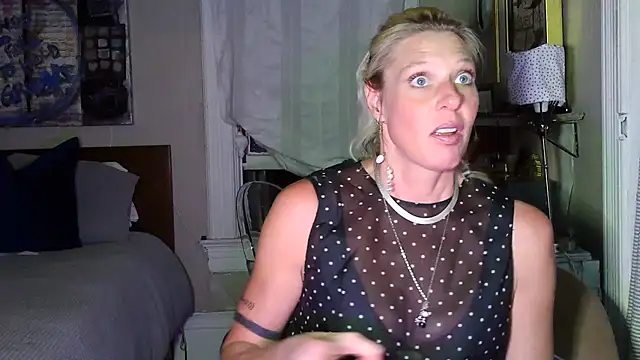Snapshot of Glamazonx chatting on June 25, 6:51 am Glamazonx online show from June 25, 6:51 am