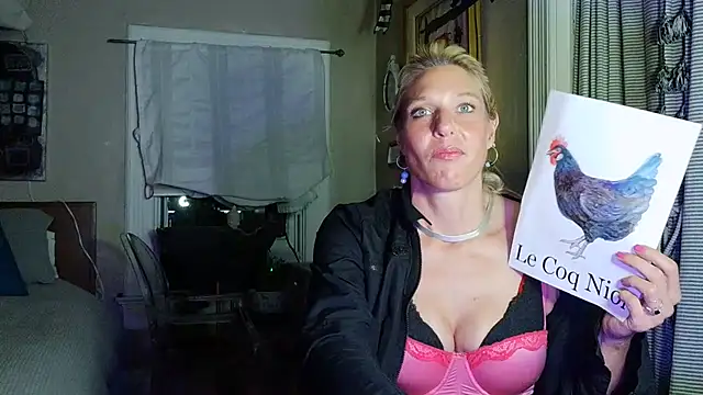 Snapshot of Glamazonx chatting on June 19, 6:30 am Glamazonx online show from June 19, 6:30 am