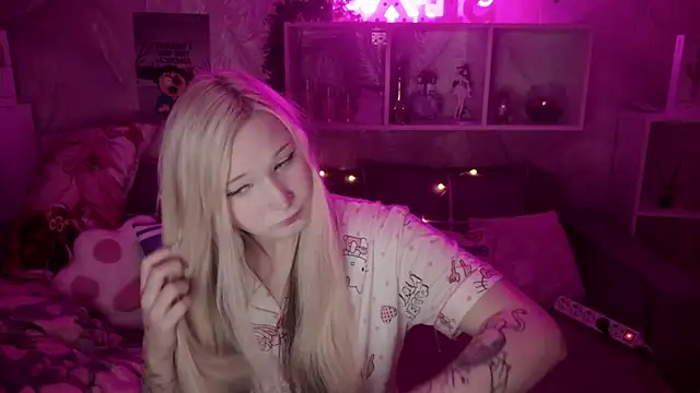 Snapshot of MeowkaKitty chatting on January 13, 2:04 am MeowkaKitty online show from January 13, 2:04 am