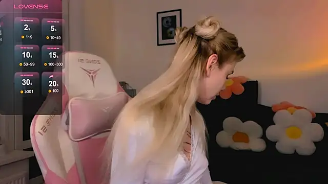 Britney Lynch online show from March 30, 7:04 pm