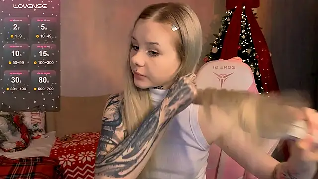 Britney Lynch online show from December 16, 7:07 pm