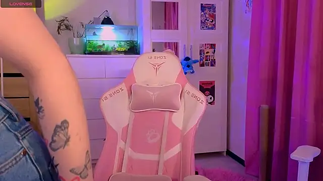 Britney Lynch online show from November 28, 9:15 pm