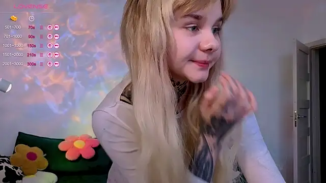 Snapshot of Britney_Lynch chatting on June 6, 7:08 pm Britney Lynch online show from June 6, 7:08 pm