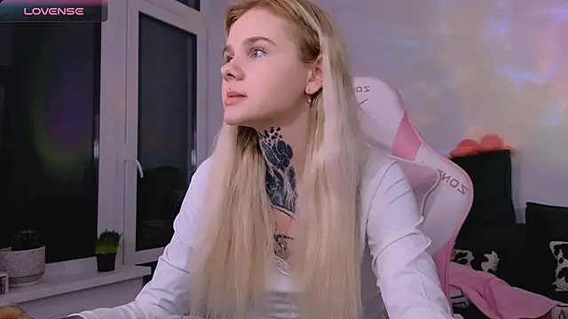 Britney Lynch online show from March 14, 6:25 pm