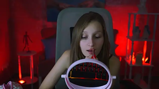 Snapshot of EllaHorton chatting on February 8, 6:43 am EllaHorton online show from February 8, 6:43 am