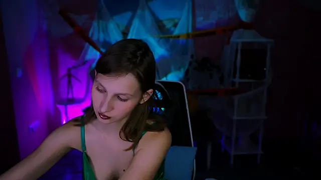 EllaHorton online show from November 1, 1:05 pm