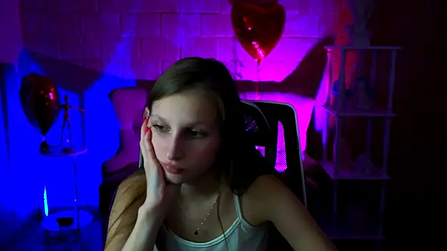 Snapshot of EllaHorton chatting on March 5, 12:33 pm EllaHorton online show from March 5, 12:33 pm