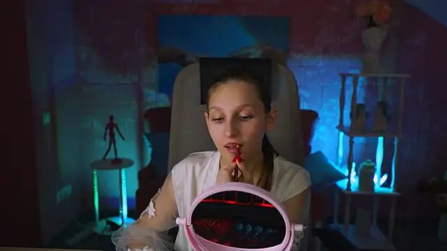 Snapshot of EllaHorton chatting on February 9, 5:08 am EllaHorton online show from February 9, 5:08 am